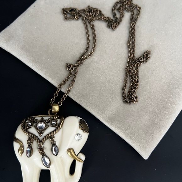 Elephant Pendant Necklace AVON - Picture 5 of 9